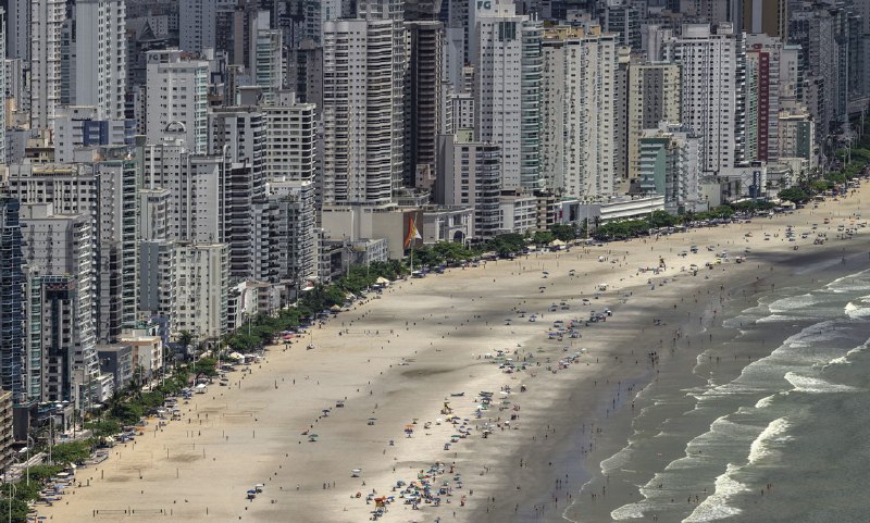 Assim o capital abocanha orlas e céus nas cidades litorâneas